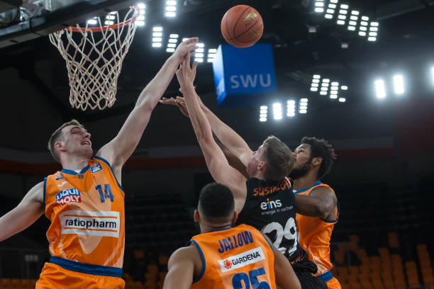 过线上与球 过线上与球